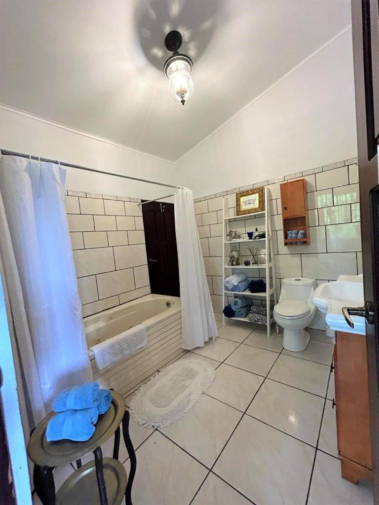 Casa Sophia 3 Listings Apartment 1 Or Apartment 2 Separately Or Apt 1 And 2 Together All With Fo Internet Guápiles Exterior foto